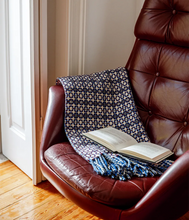 Load image into Gallery viewer, Manta Vintage 1974 Blanket